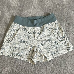 Athleta Trekkie North short size 4